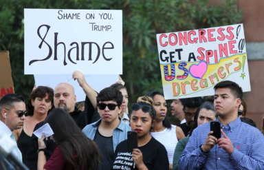 Jóvenes indocumentados salen a las calles a «dar la cara» por fin de DACA