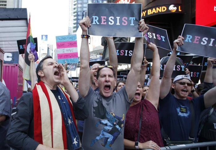 La comunidad LGBTQ protesta contra el Gobierno de EEUU frente al Hotel Trump