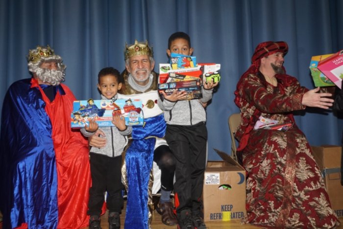 Reyes Magos llenan de regalos a niños en Rockville Centre
