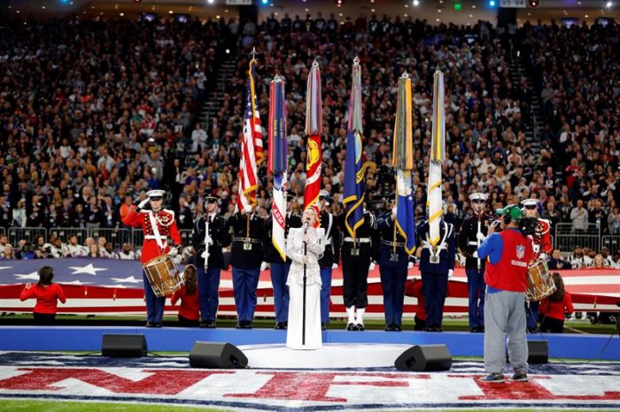 Super Bowl: Pink canta el Himno Nacional y los jugadores los escuchan en pie