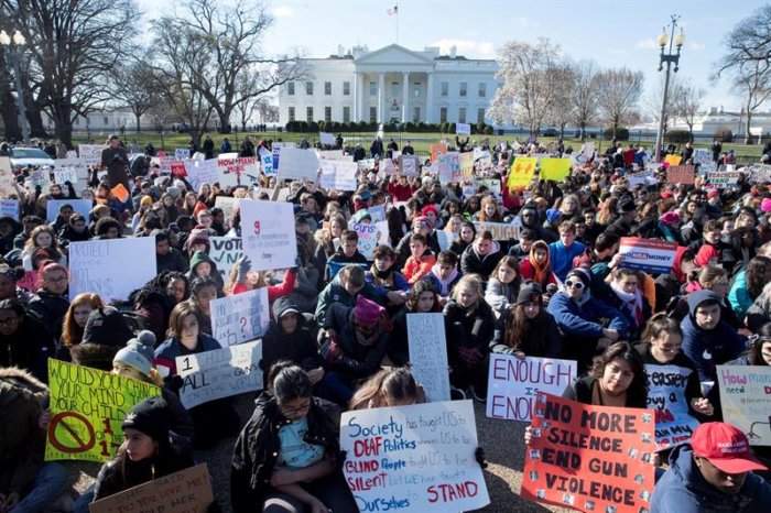Miles de estudiantes alzan su voz por un mayor control en la venta de armas