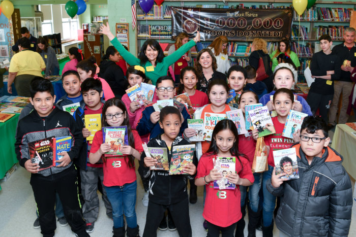 Casi 900 estudiantes de Brentwood reciben libros gratuitos de The Book Fairies