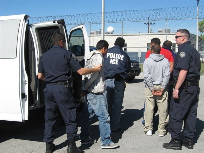 Arrestan a 97 inmigrantes en la mayor redada en una década