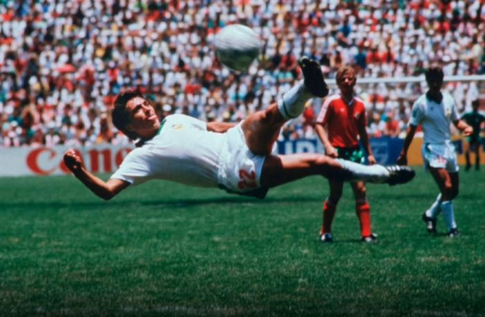 'Tijera' de Negrete en el '86, elegido el mejor gol de los Mundiales