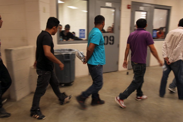 Advierten sobre "trampa perfecta" del Gobierno para acelerar deportaciones