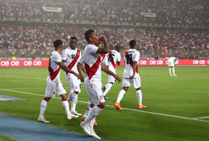 Perú gana 2-0 a Escocia y hace soñar a su afición (Fotos y Video)