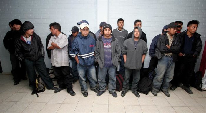 Hallan 26 inmigrantes escondidos en varios camiones en la frontera