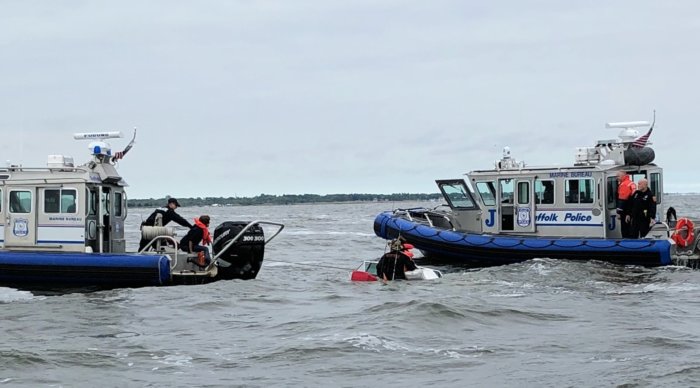 Policía marina de Suffolk rescata a cuatro personas de bote hundido en Great River
