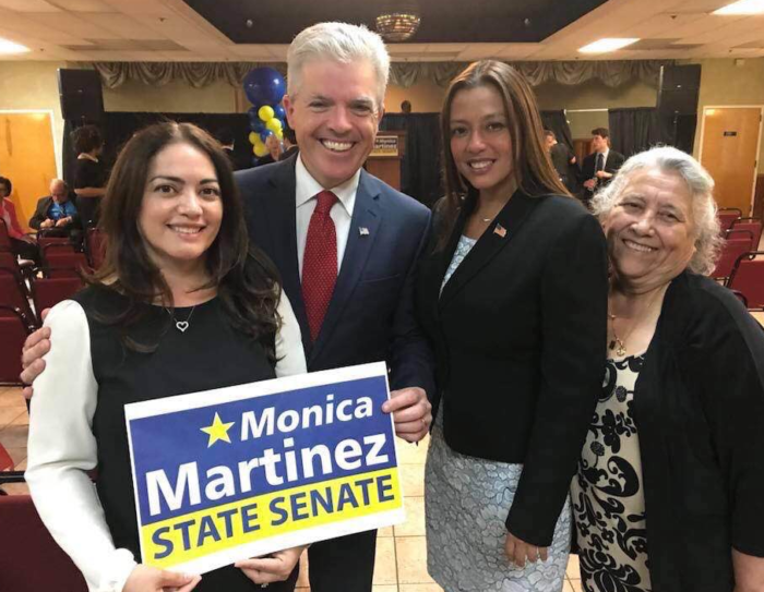 Legisladora de Suffolk Mónica Martínez en campaña para el Senado estatal