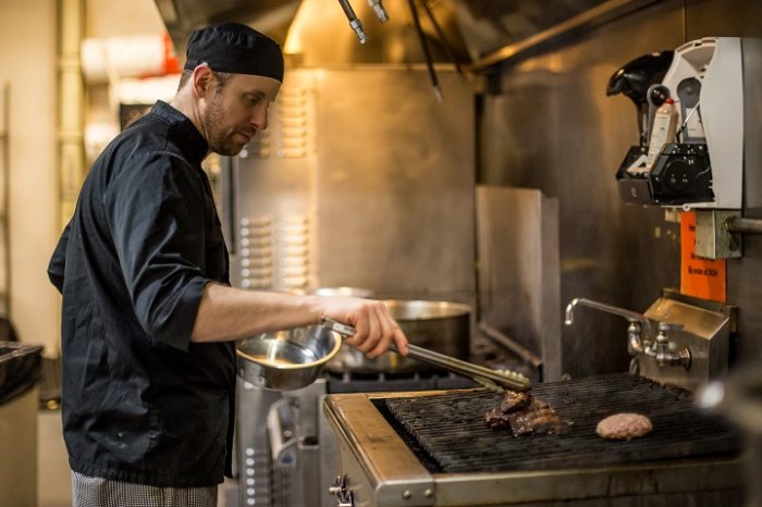 Chef y entrenador de Astoria sirve Dieta Paleo a través de empresa de comida casera