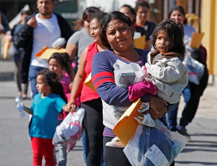 Gobierno de Trump reúne con familias a 1.800 niños inmigrantes a horas del fin de plazo