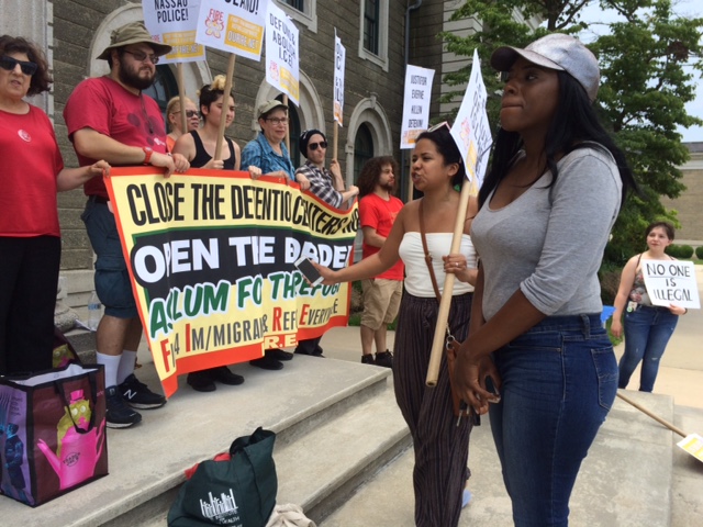 Activistas protestan en Long Island para exigir la abolición de ICE
