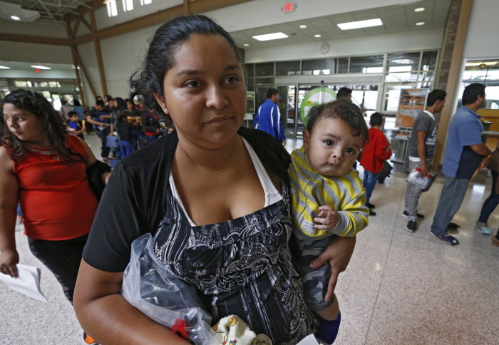 Juez federal pide un acuerdo sobre el sitio de reunión de inmigrantes separados