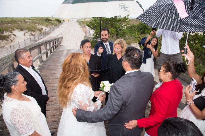 Pueblo de Hempstead ofició primera boda en español en la playa