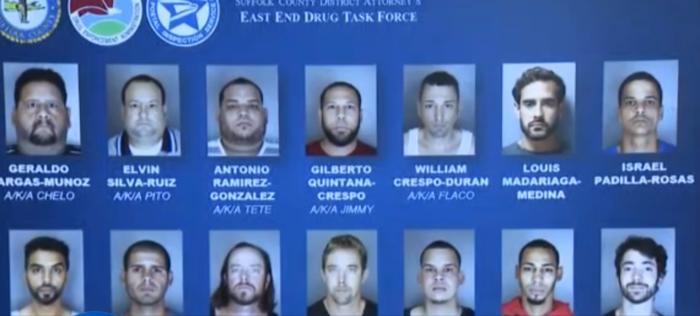Varios hispanos entre 18 personas acusadas de traficar drogas en Suffolk