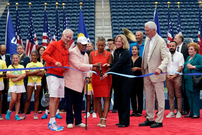 Legenda John McEnroe y personajes invitados inauguran el estadio Louis Armstrong en el US Open 2018