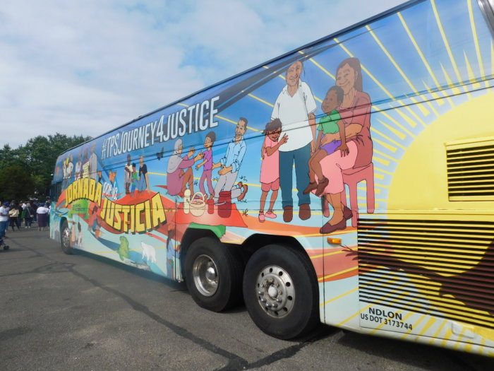 El “Bus de la Justicia” visitó Brentwood en su recorrido en defensa del TPS