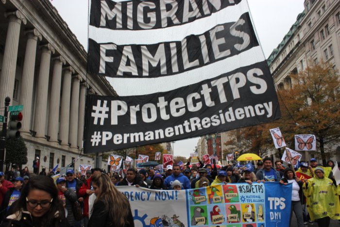 Multitud pide solución para inmigrantes con TPS en Washington tras recorrer país