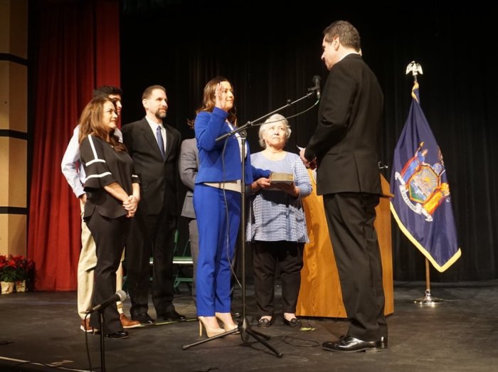 Salvadoreña Mónica Martínez juramenta como senadora estatal de Nueva York