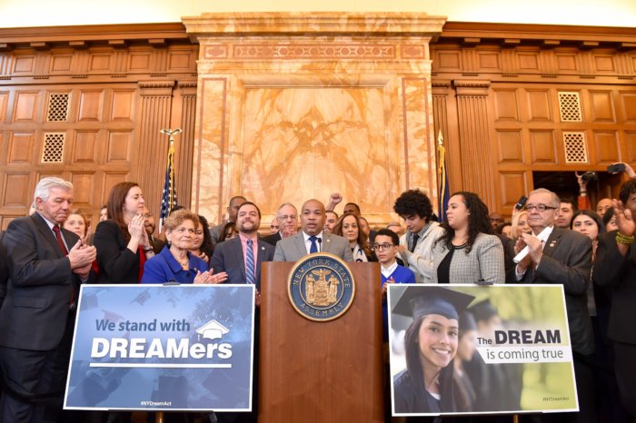 Asamblea estatal aprueba el NY Dream Act que garantiza educación superior de jóvenes inmigrantes