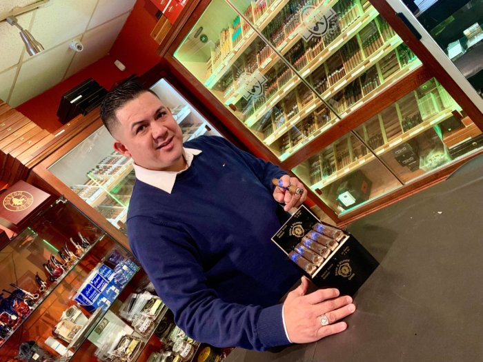 Exitoso empresario hispano lidera la mejor tienda de cigarros en Patchogue