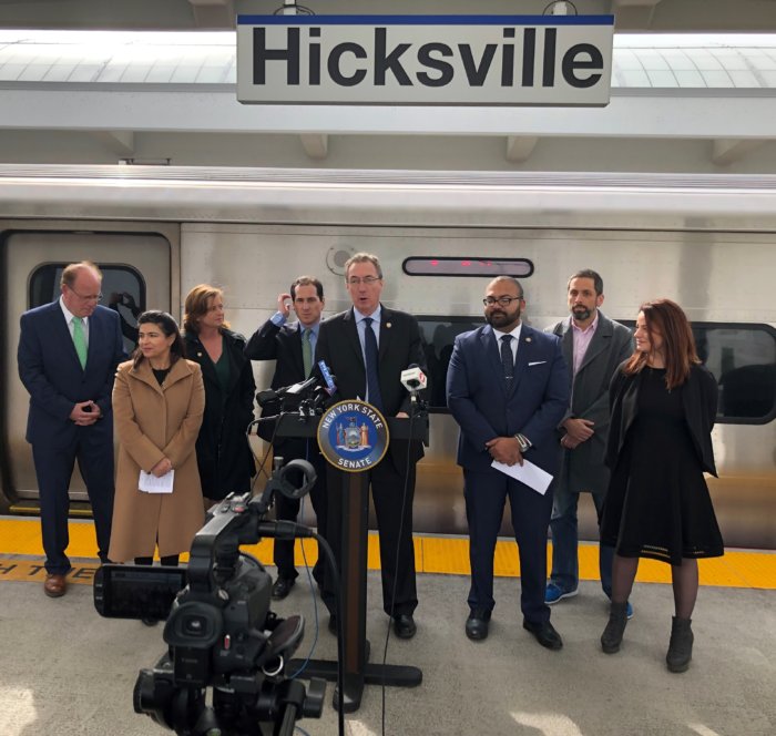 Senadores de Long Island anuncian ley de revisión de la MTA