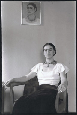 Kahlo de cerca: una nueva exposición analiza la vida y obra de la artista mexicana