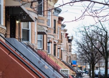 Nueva iniciativa del Alcalde para legalizar apartamentos en sótanos es debatida por legislador de Queens