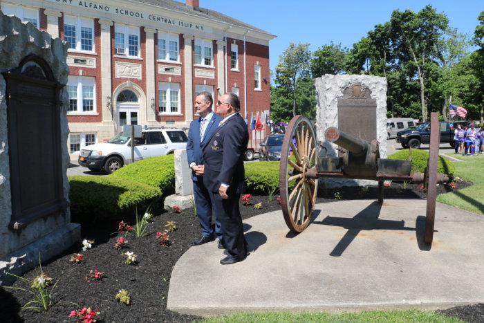 Legislador Sam Gonzalez acompaña ceremonias de 'Memorial Day' en el 9no. Distrito