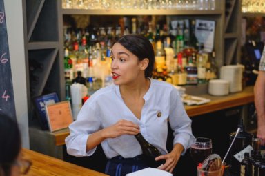 Alexandria Ocasio-Cortez  regresó a sus días de mesera en Queens para promover aumento salarial a servidores
