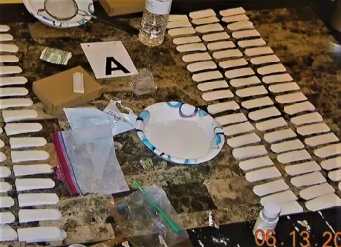 Varios hispanos entre 18 personas acusadas de distribuir drogas en Suffolk
