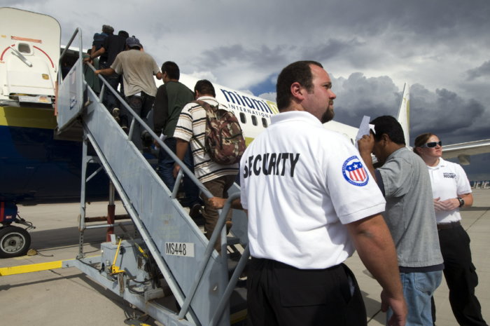 Gobierno de Trump vuelve a poner en alerta a inmigrantes con deportaciones rápidas