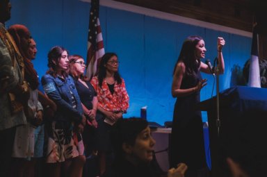 Alexandria Ocasio-Cortez se defiende de Trump durante Junta Municipal en Queens