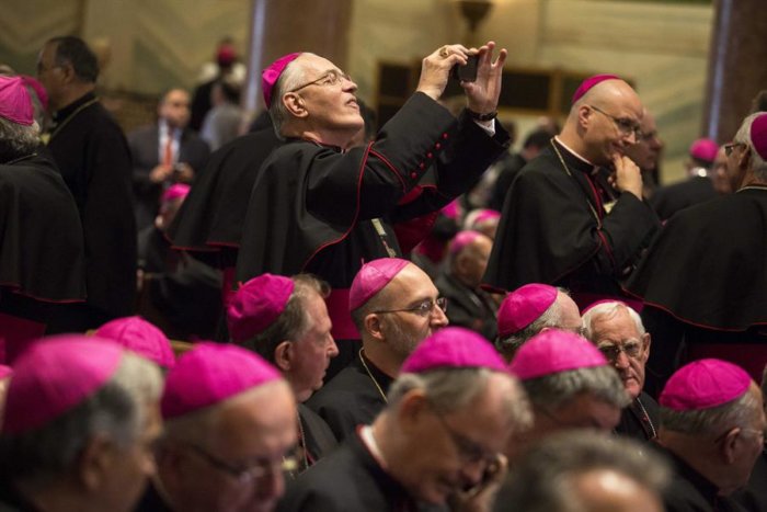 Un obispo neoyorquino enfrenta acusaciones de abuso sexual, que niega