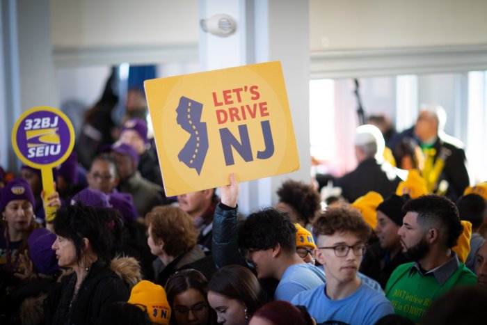 Inmigrantes indocumentados celebran ley que les autoriza a conducir en Nueva Jersey