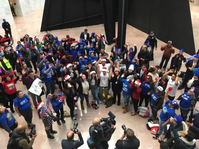 Inmigrantes con TPS hacen un llamado masivo a las puertas del Congreso