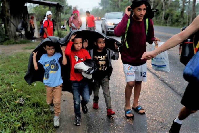 Más de 2.000 hondureños huyen en nueva caravana a EEUU