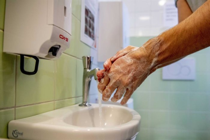 Coronavirus: los científicos valoran más lavarse las manos que impedir viajes