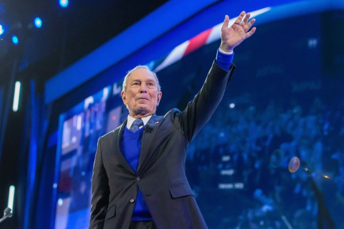 Mike Bloomberg se retira de primarias demócratas y respalda a Joe Biden