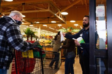 Asociación ofrecerá transporte gratuito a personas mayores para ir al supermercado durante crisis del coronavirus