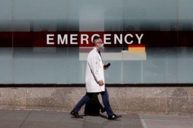 Un médico usa una máscara protectora mientras camina fuera del Hospital Mount Sinai en Manhattan durante el brote de la enfermedad por coronavirus (COVID-19) en la ciudad de Nueva York, Nueva York, EE. UU., 1 de abril de 2020. REUTERS / Brendan Mcdermid