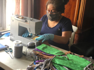Mujeres indocumentadas venden máscaras para crear trabajos y proteger a inmigrantes durante crisis de COVID-19
