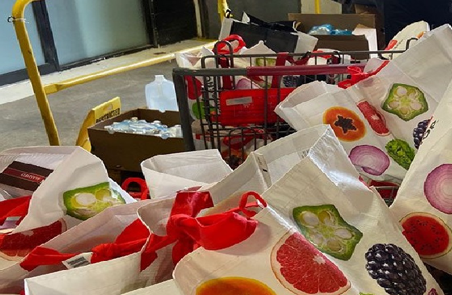 Long Island Cares distribuye comida a familias afectadas por el COVID-19