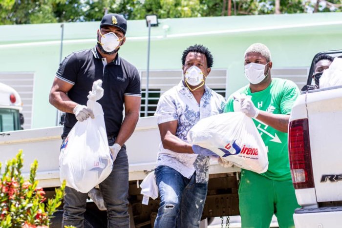 Pedro Martínez y peloteros dominicanos ayudan a su país contra el Coronavirus