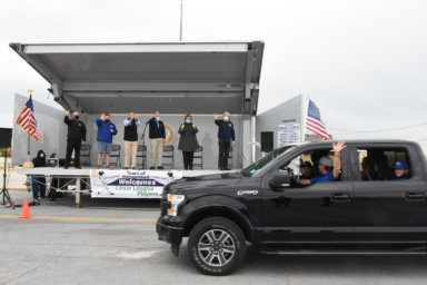 Pueblo de Hempstead presenta caravana para saludar a atletas juveniles de béisbol y el softbol