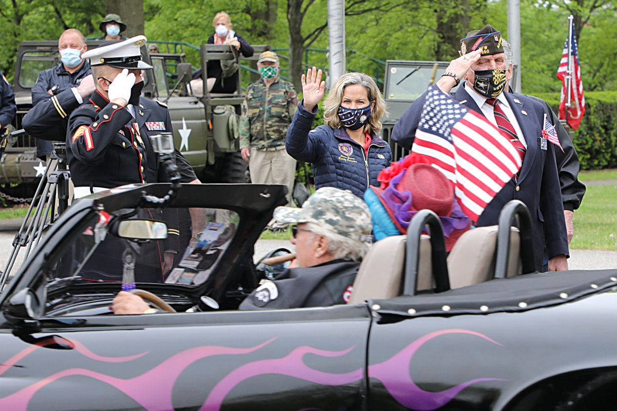 Ejecutiva de Nassau celebra desfile de autos de Memorial Day en honor a los héroes militares caídos