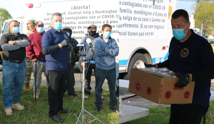 Legislador Sam González entrega comida y kits de protección a jornaleros de Brentwood
