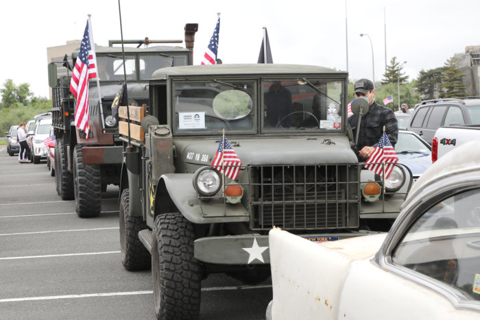 Nassau celebra desfile de autos de Memorial Day en honor a los héroes militares caídos