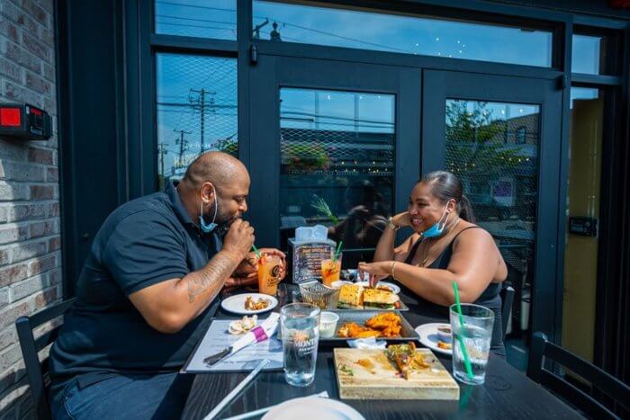 Restaurantes en Nassau y Suffolk dan bienvenida clientes con comidas al aire libre