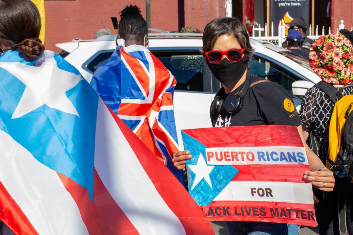 Puertorriqueños marchan contra la brutalidad policial a pesar de la cancelación del desfile del Día de Puerto Rico debido a COVID19